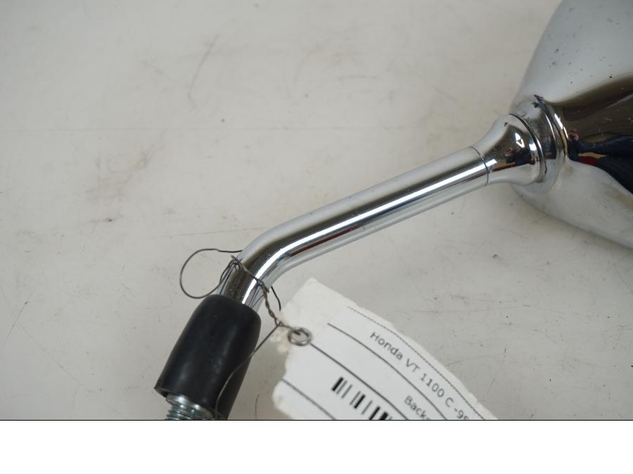 Snett uppifrån på Backspegel från en Honda VT 1100 C -1995 motorcykel.