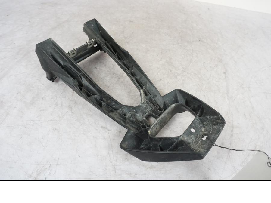 Vänster sida på Skylthållare från en BMW F 800 R -2018 motorcykel.