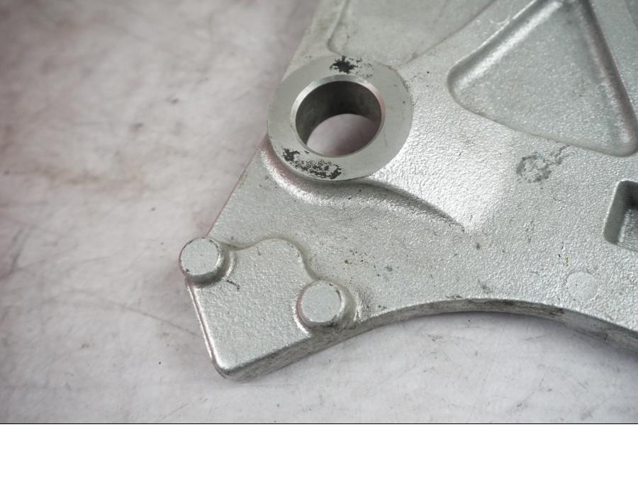 Höger sida på Bromsoksfäste från en Kawasaki Z 1000 -2008 motorcykel.