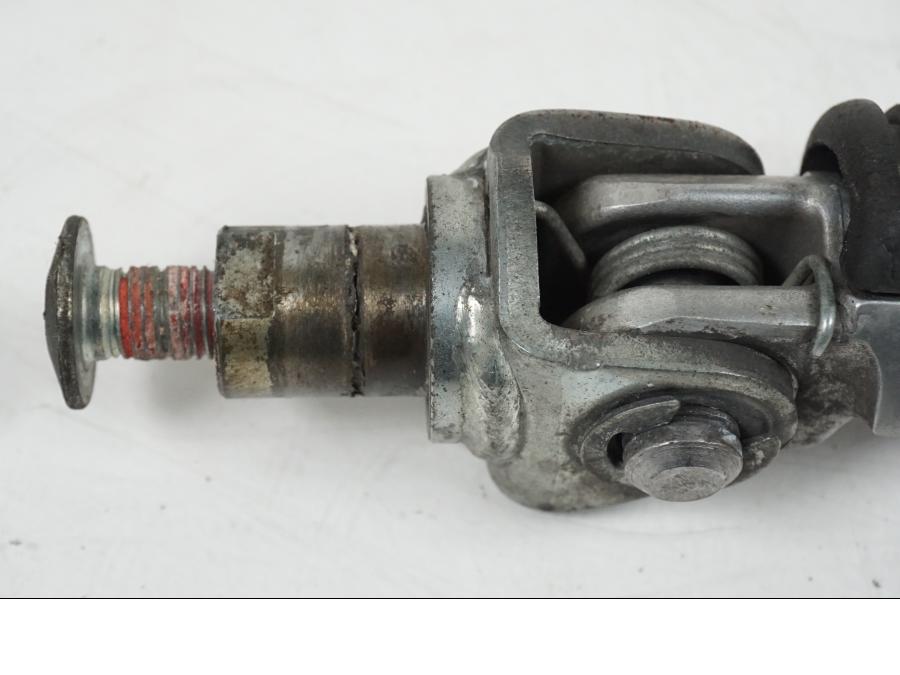 Snett nerifrån på Fotpinne från en Kawasaki Z 750 -2006 motorcykel.