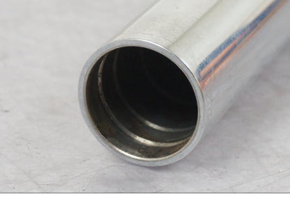 Snett nerifrån på Gaffelben från en Yamaha RD 125 LC -1982 motorcykel.