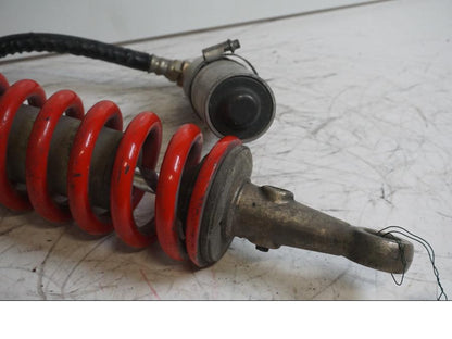 Snett nerifrån på Stötdämpare från en Triumph Speed Triple -2001 motorcykel.