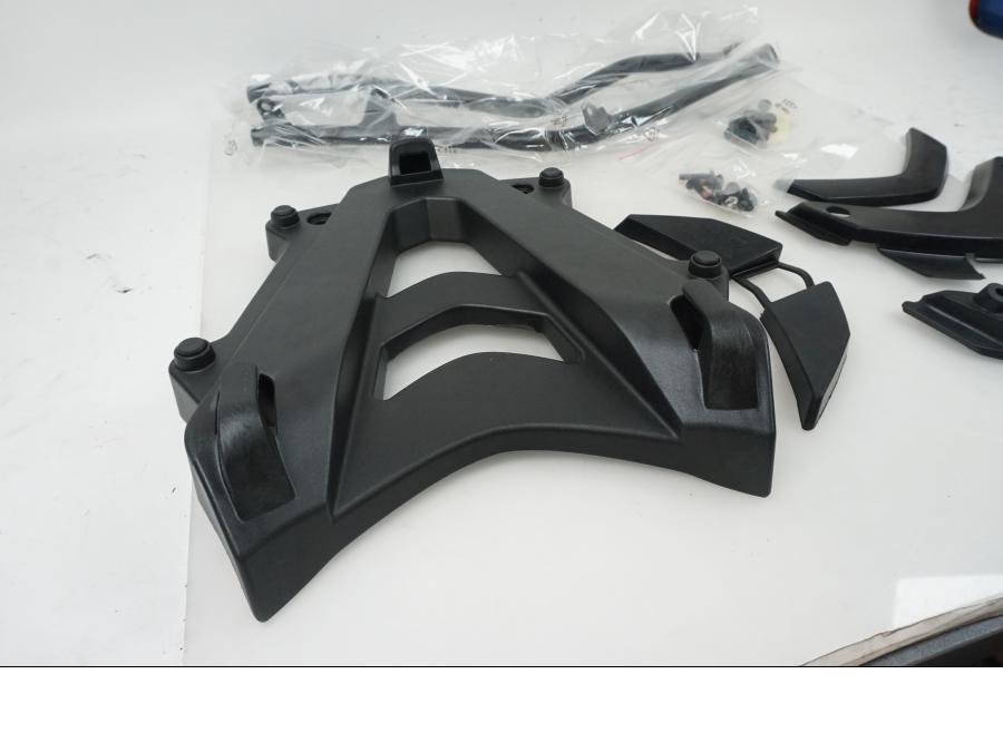 Vänster sida på Topboxplatta från en Ducati Multistrada 1200 -2017 motorcykel.