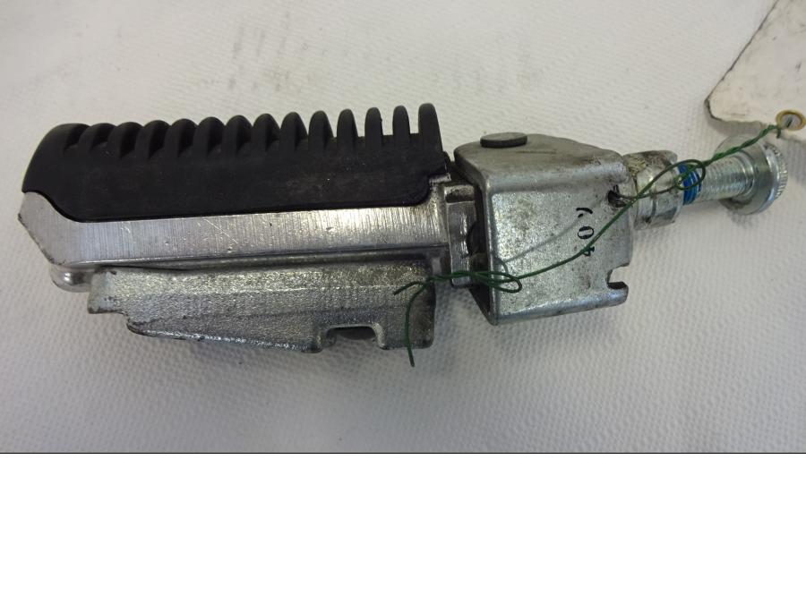 Baksidan på Fotpinne från en Suzuki GSF 1200 -2005 motorcykel.