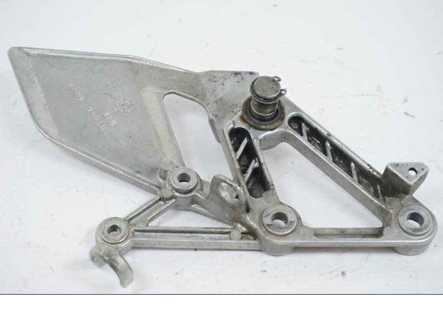 Snett nerifrån på Fotpinnefäste från en Honda CBR 600 -1998 motorcykel.