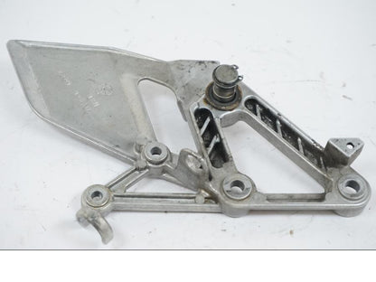 Snett nerifrån på Fotpinnefäste från en Honda CBR 600 -1998 motorcykel.