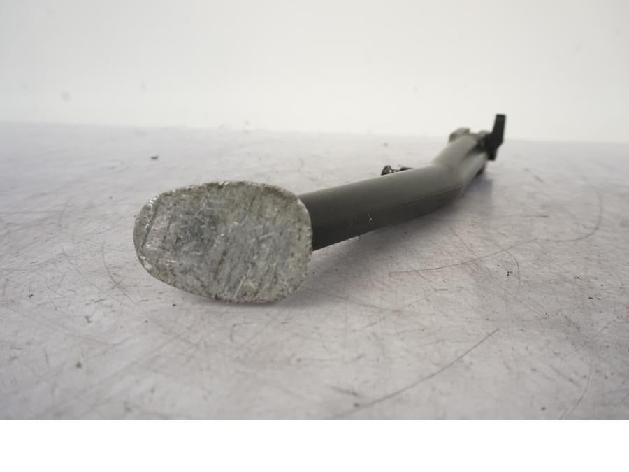 Snett nerifrån på Sidostöd från en KTM 990 Super Duke -2006 motorcykel.