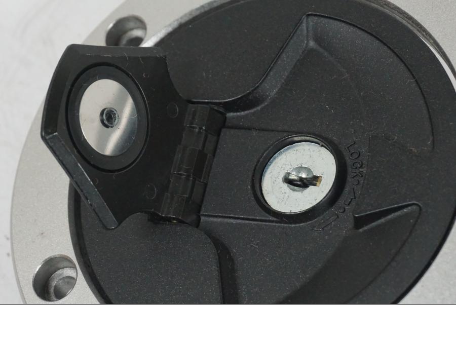 Extrabild1 på <p>Låssats från Kawasaki ER-6N ABS 2014.</p>

<p>1st nyckel, tändningslås, sadellås, tanklock.</p>

<p>(småmärken finns på locket).</p> motorcykel.