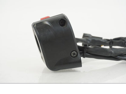 Vänster sida på Styrelreglage från en Kawasaki ER-6F -2016 motorcykel.