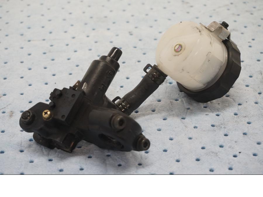 Höger sida på Bromshuvudcylinder från en Yamaha YZF 1000 R1 -2003 motorcykel.