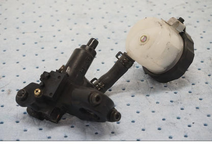 Höger sida på Bromshuvudcylinder från en Yamaha YZF 1000 R1 -2003 motorcykel.