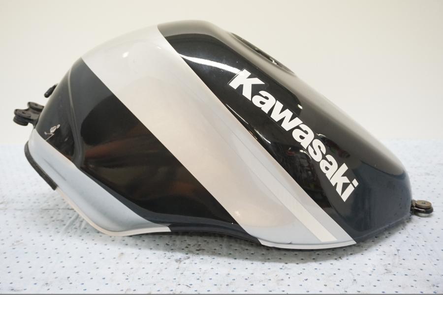 Baksidan på Bensintank från en Kawasaki ZX-6R -2000 motorcykel.