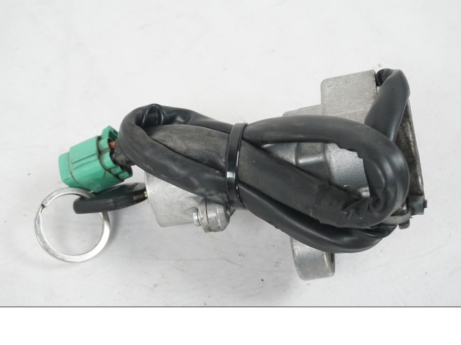 Extrabild1 på <p>Låssats från Suzuki DL 1000 2004.</p>

<p>1st nyckel, tändningslås, sadellås, tanklock och hjälmlås.</p> motorcykel.