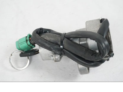 Extrabild1 på <p>Låssats från Suzuki DL 1000 2004.</p>

<p>1st nyckel, tändningslås, sadellås, tanklock och hjälmlås.</p> motorcykel.