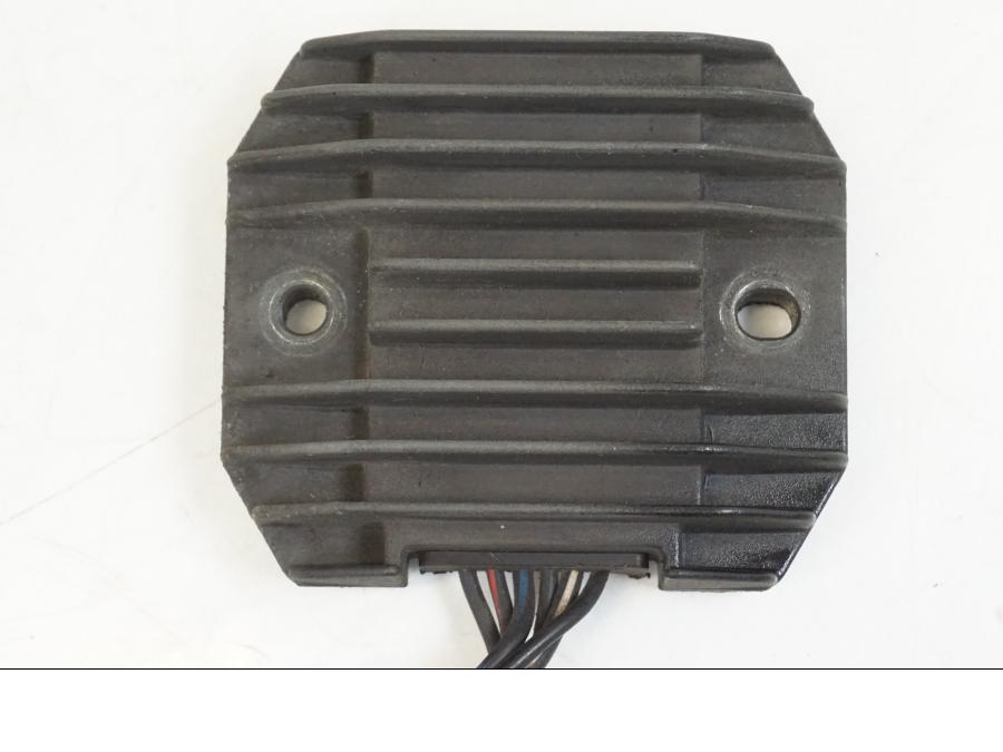 Höger sida på Likriktare från en Kawasaki VN 800 -2000 motorcykel.