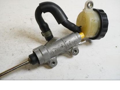 Baksidan på Bromshuvudcylinder från en Honda XRV 750 -1999 motorcykel.