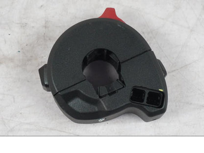 Snett uppifrån på Styrelreglage från en Ducati Multistrada V4 -2024 motorcykel.