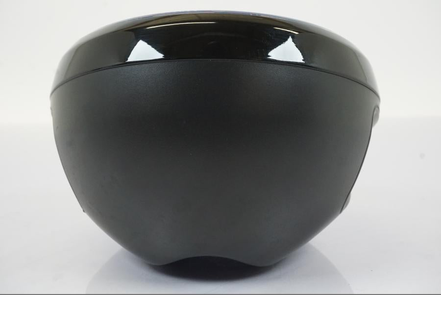 Snett uppifrån på Strålkastare från en Triumph Trident -2021 motorcykel.