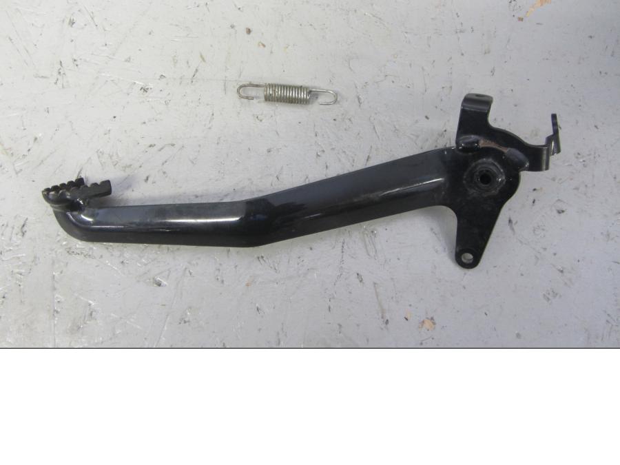 Framsidan på Bromspedal från en Suzuki LTA 750 XP E -2009 motorcykel.