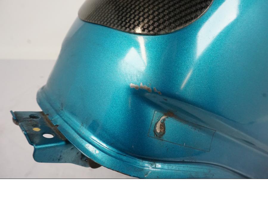 Snett nerifrån på Bensintank från en Honda VFR 750 -1994 motorcykel.