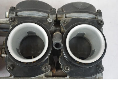 Höger sida på Förgasare från en Honda CBR 1000 F -1999 motorcykel.