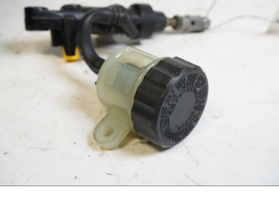 Baksidan på Bromshuvudcylinder från en Yamaha YZF 1000 R1 -2005 motorcykel.