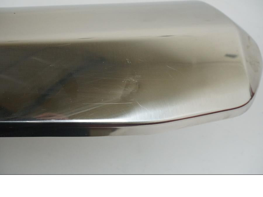 Snett uppifrån på Ljuddämpardekor från en Honda CRF 1000 Africa Twin -2016 motorcykel.