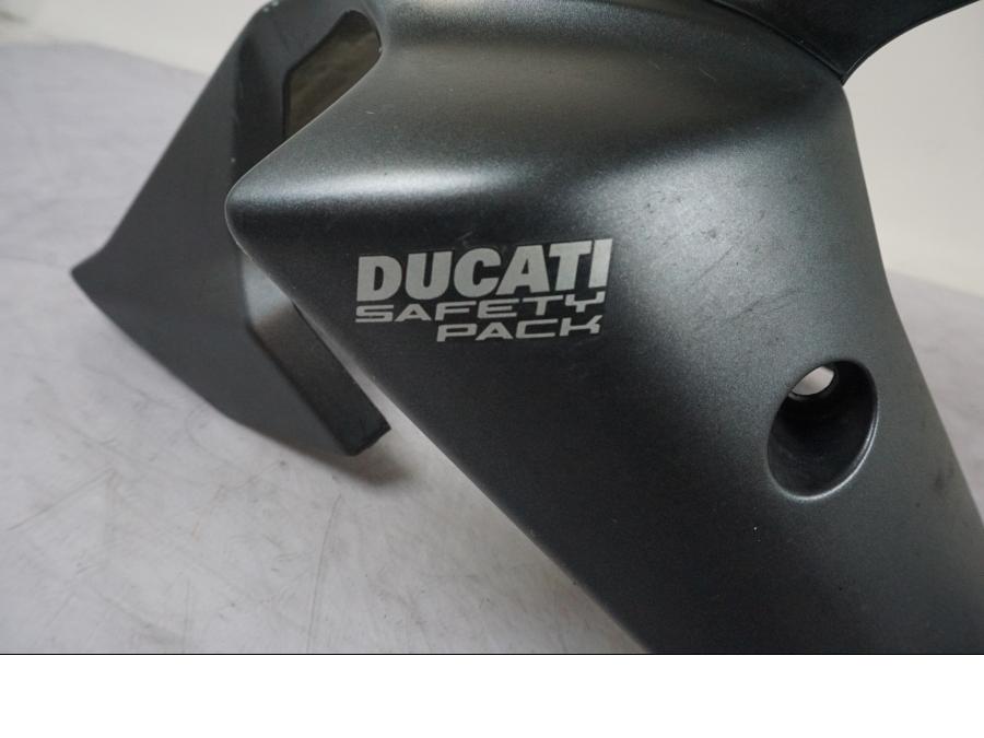 Höger sida på Framskärm från en Ducati Multistrada 1200 -2017 motorcykel.