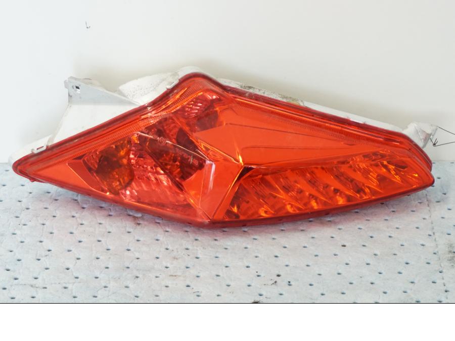 Vänster sida på Baklampa från en Yamaha X-Max 250 -2016 scooter.