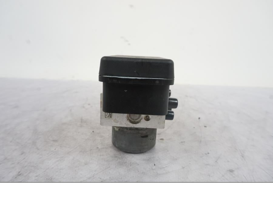 Snett uppifrån på ABS Modulator från en KTM 690 Duke -2014 motorcykel.