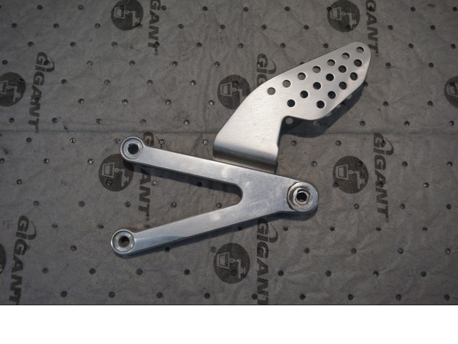 Framsidan på Fotpinnefäste från en Yamaha YZF 1000 R1 -2001 motorcykel.