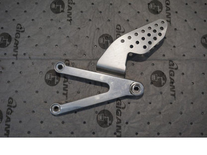 Framsidan på Fotpinnefäste från en Yamaha YZF 1000 R1 -2001 motorcykel.