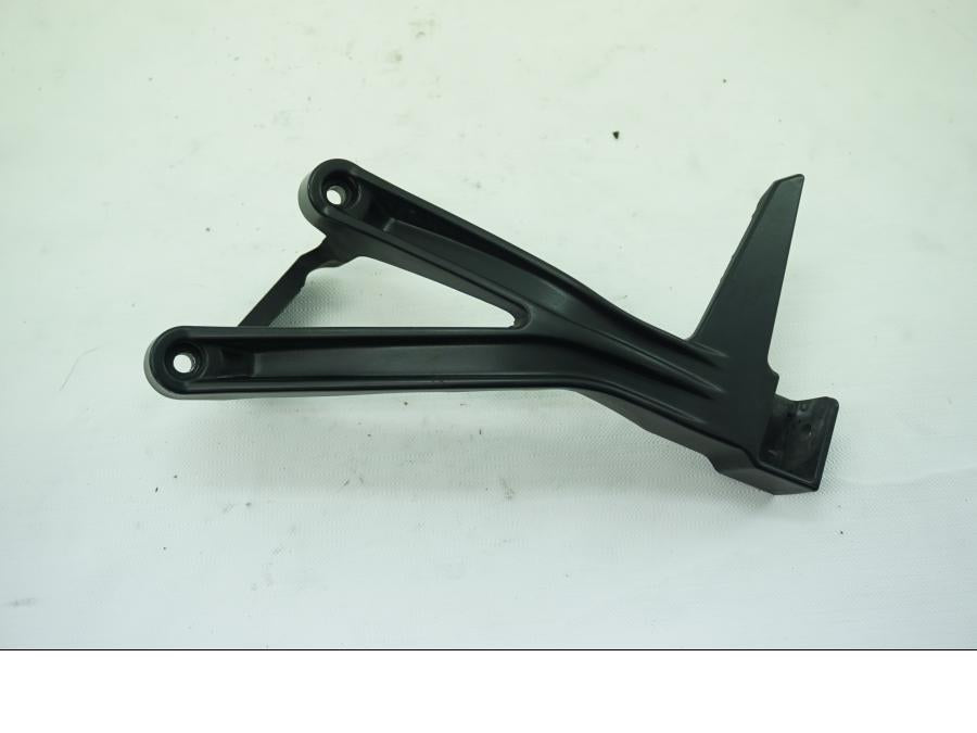 Framsidan på Fotpinnefäste från en KTM RC 390 -2019 motorcykel.