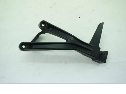 Framsidan på Fotpinnefäste från en KTM RC 390 -2019 motorcykel.