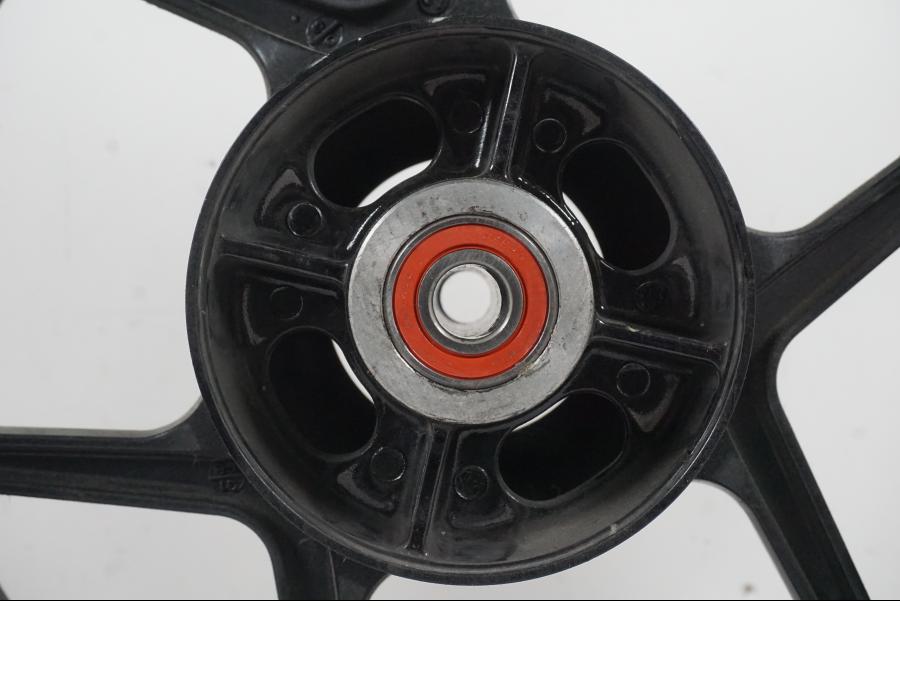 Höger sida på Fälg från en Kawasaki ER-6N ABS -2010 motorcykel.