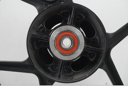 Höger sida på Fälg från en Kawasaki ER-6N ABS -2010 motorcykel.