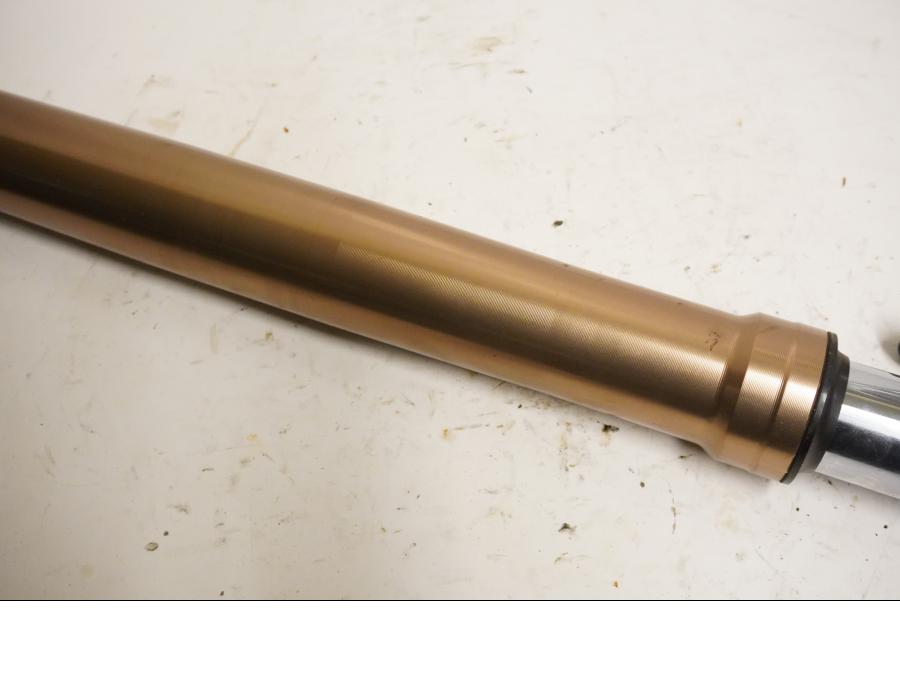 Höger sida på Gaffelben från en Triumph Speed Triple -2011 motorcykel.