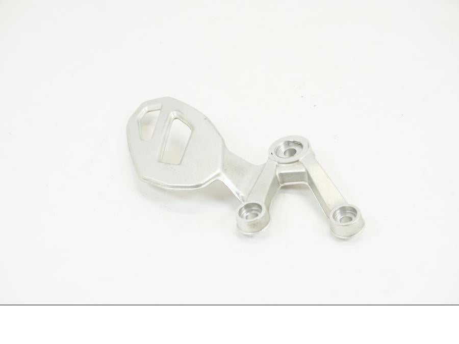 Framsidan på Fotpinnefäste från en BMW S 1000 XR -2019 motorcykel.