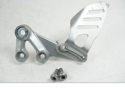 Framsidan på Fotpinnefäste inre från en Suzuki GSX-R 1000 -2005 motorcykel.