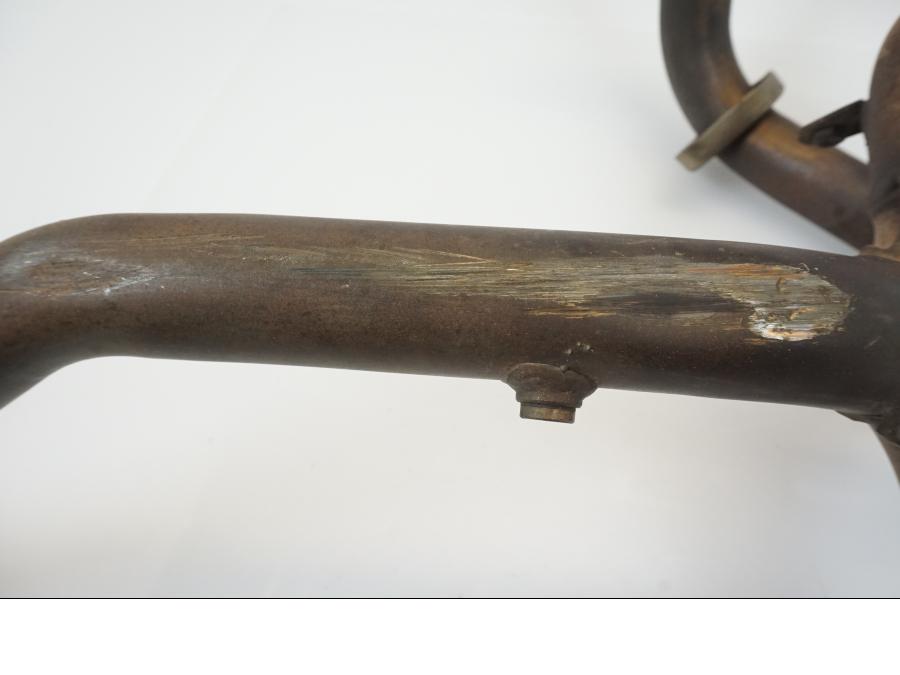 Snett nerifrån på Grenrör från en Ducati Monster 620 -2004 motorcykel.