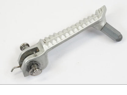 Baksidan på Fotpinne från en Triumph Trident -2021 motorcykel.