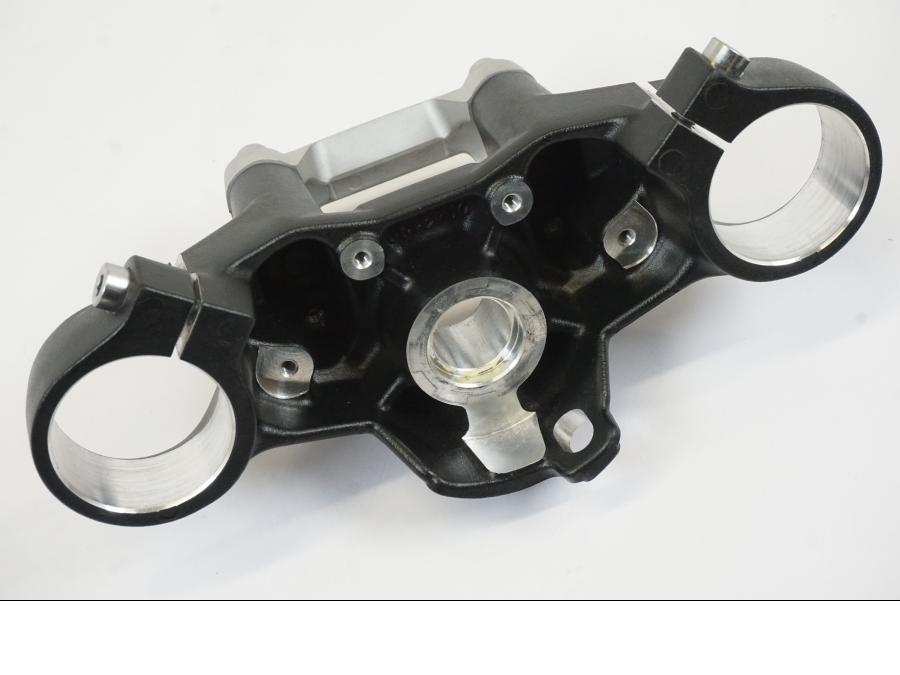 Vänster sida på Gaffelkrona från en Triumph Trident -2021 motorcykel.