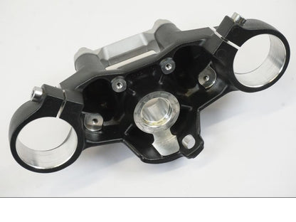 Vänster sida på Gaffelkrona från en Triumph Trident -2021 motorcykel.