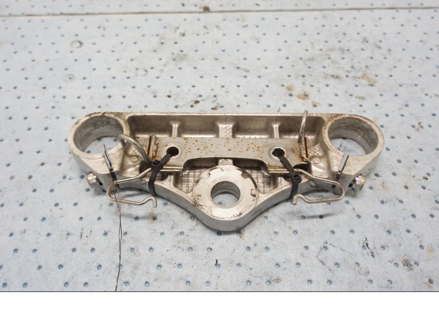 Baksidan på Gaffelkrona från en Kawasaki EN 500 -1999 motorcykel.