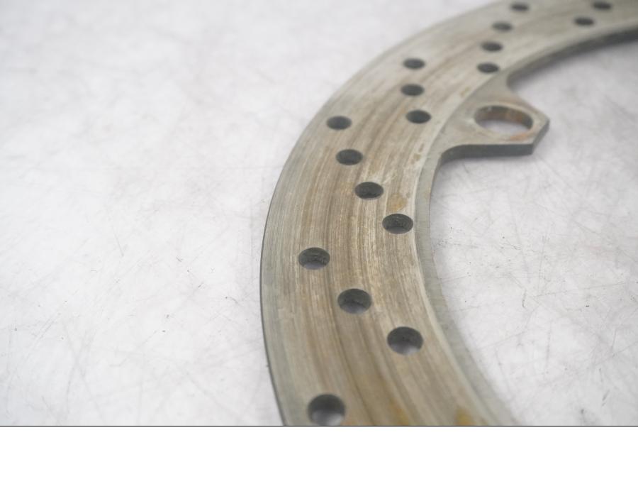 Baksidan på Bromsskiva från en BMW R 1100 S -1999 motorcykel.