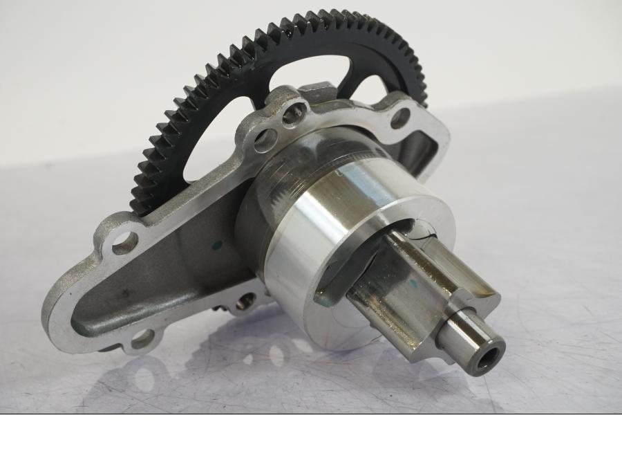 Snett nerifrån på Oljepump från en BMW R 1250 GS -2023 motorcykel.