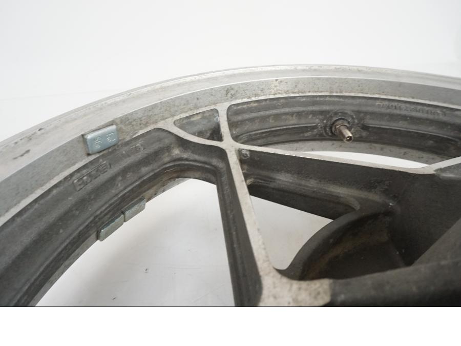 Extrabild1 på Fälg från en Suzuki GS 1000 -1978 motorcykel.