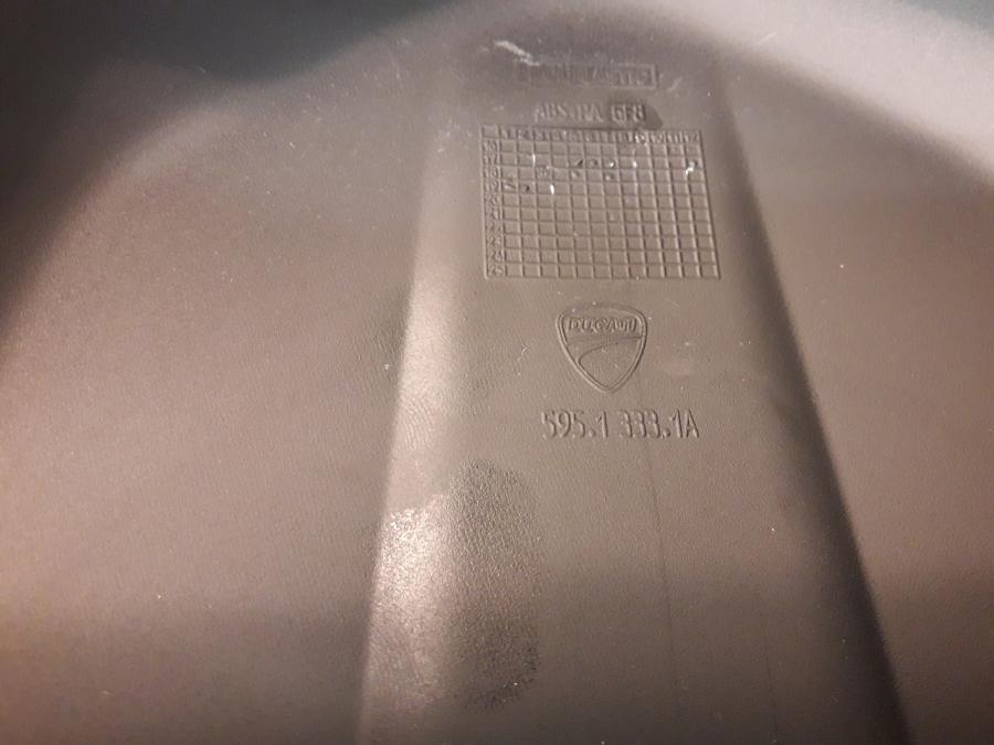 Vänster sida på Kuts från en Ducati Monster 821 -2019 motorcykel.