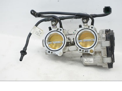 Framsidan på Spjällhus från en Aprilia RSV 1000 -2010 motorcykel.