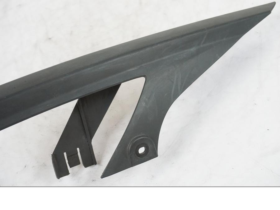 Baksidan på Kedjeskydd från en Kawasaki ZZ-R 1400 -2009 motorcykel.